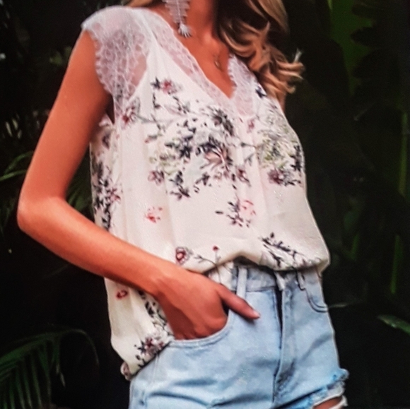 🔥Sale!!- 🏖Really pretty lightweight floral top🏝🌈 - Picture 4 of 5